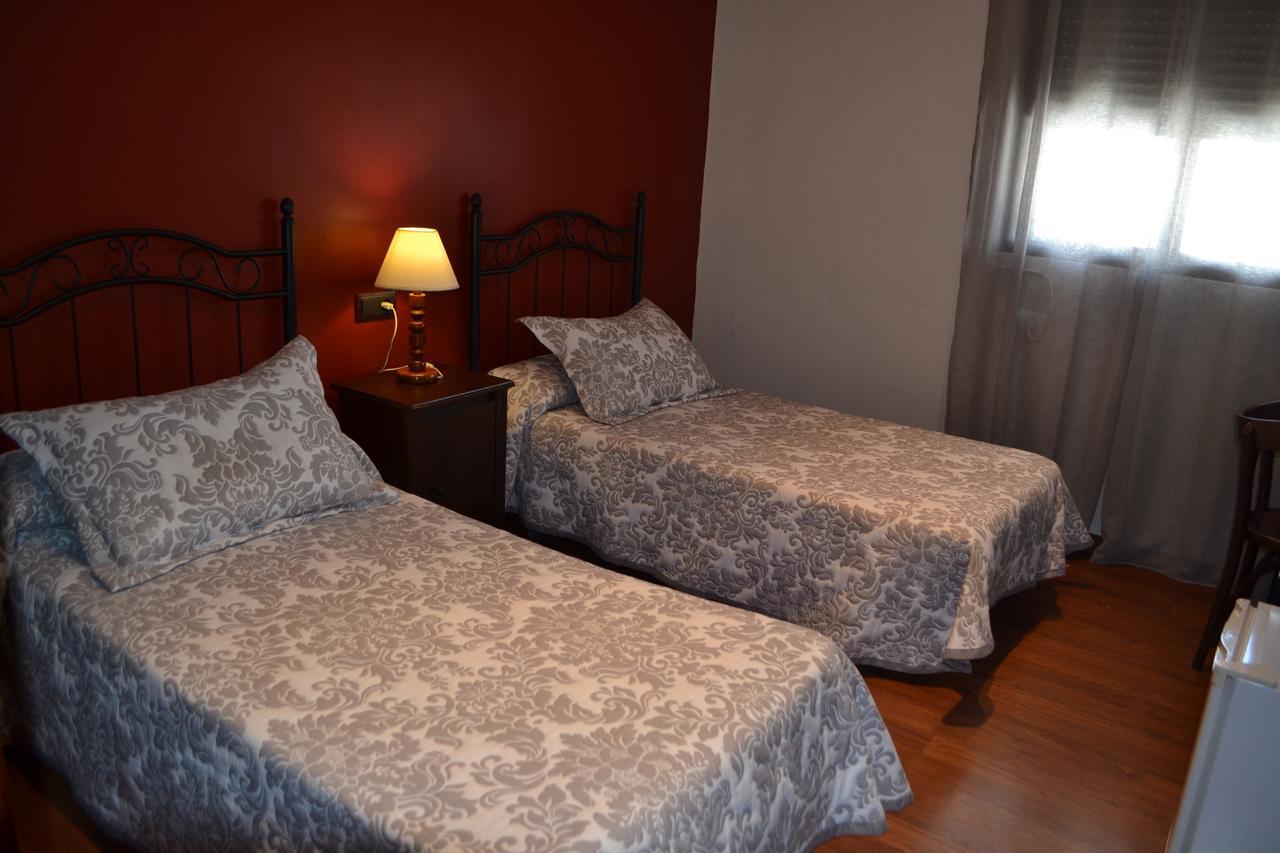 Hostal Pension La Ruta Paterna del Campo ภายนอก รูปภาพ